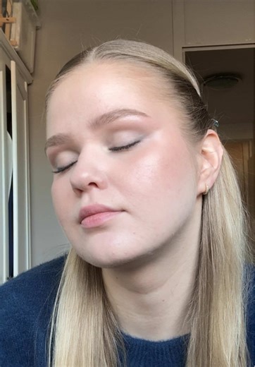 Replying to @Glor a medium/dark eyeshadow above the crease makes the hood look less intense a light lid creates contrast and more visible lid space! ✨ (I just add concealer on the whole lid after I’ve applied brown eyeshadow on my crease/browbone) Basically - dark recedes, light brings forward! 💞 This is my everyday eye makeup look because it opens the eye and looks fresh, without looking like I’m wearing heavy makeup! #hoodedeyesmakeup #hoodedeyesmakeuptips #lowcontrastmakeup #acnemakeup #make