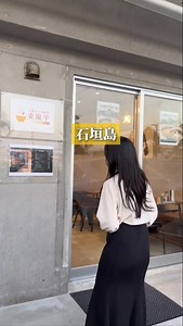 石垣島に「八重山そば酒場 東風平」がオープンしました！ 昼は八重山そば、夜はゆったりお酒が楽しめるお店です。 てっぺんグループの新店舗として、 島の方にも観光の方にも気軽に寄っていただける一杯をご用意しました🍜 まぜそば・焼きそばなどもございます。 初めての一杯、次の一杯、どれを選びますか？✨ ──── ｡ﾟ*.☽ .* :☆ﾟ. ───── 〜 旅するように 日常で八重山を味わえる場所 〜 八重山そばの湯気からふわっと広がる出汁の香り。 琉球ガラスの灯りが揺れる、あたたかな店内。 島時間が流れる、心ほどける場所です。 「昼はそば。夜は酒場。」 昼は、身体にしみる一杯を。 夜は、島の恵みを使ったおつまみと、ゆるやかな一杯を。 観光の途中に。夜の〆に。 “ここに来ると落ち着くね”と、 何度でも帰りたくなる場所へ。 「八重山そば酒場 東風平」 📍沖縄県石垣市新栄町2-7メゾントーヨー1C 🕐11:30〜22:00 ※不定休 ──── ｡ﾟ*.☽ .* :☆ﾟ. ───── #八重山そば酒場東風平 #八重山そば #石垣島グルメ #石垣島ランチ #石垣島八重山そば #石垣島居酒屋 #石垣