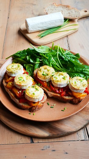 ✨ Bruschetta au chèvre, poivrons grillés & zaatar 💛 Une recette simple, savoureuse… et terriblement gourmande ! Avec la bûche de chèvre Soignon, fondante à souhait et pleine de caractère, cette bruschetta fait voyager à chaque bouchée ! Ingrédients : 1 bûche de chèvre Soignon 4 grandes tranches de pain de campagne ou pain aux céréales 2 à 3 c. à soupe d’huile d’olive 2 poivrons (rouge et jaune), grillés et coupés en lamelles 2 c. à café de zaatar 1 c. à soupe de ciboulette ciselée Sel et poivre