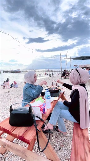 Pantai Legon Guru: Destinasi Viral di Ujung Kulon