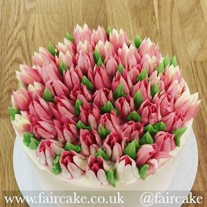 A quick #russiannozzles demo - it took three minutes to decorate this cake 👍#faircake #cakeschool #greenwich #london | Fair Cake