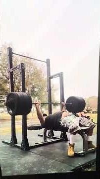Randall Morris 600 lbs Bench Press Perfect Form… no lift off. Totally unassisted with spotter