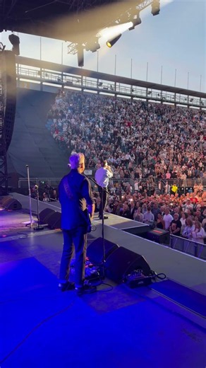 How was this already a week ago?! Deacon Blue and the 8,500 person Edinburgh Castle choir! 💙