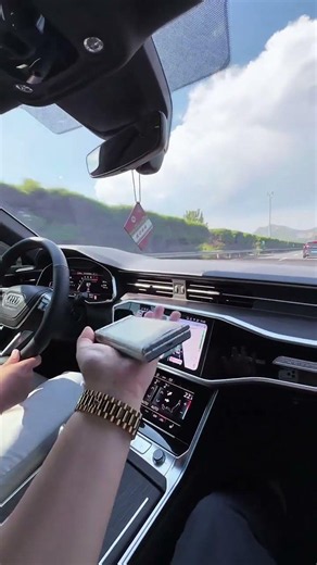 The Samsung W2019, once a phone costing over 10,000 yuan, is now available for only 299 yuan.