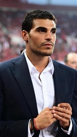 Tlife.gr on Instagram: "💔 Θλίψη στην οικογένεια του Βαγγέλη Μαρινάκη, καθώς η πολυαγαπημένη του μητέρα, Ειρήνη Μαρινάκη έφυγε από τη ζωή τη Δευτέρα 15 Δεκεμβρίου στην οικία της. Τα ξημερώματα της Τρίτης 16 Δεκεμβρίου, ο γιος του προέδρου της Alter Ego Media, Μιλτιάδης Μαρινάκης ανέβασε στο Instagram ένα συγκινητικό μήνυμα και μία οικογενειακή φωτογραφία. «Καλές αιώνιες θάλασσες, γιαγιά μου. Θα ζεις πάντα στις καρδιές μας. Μέχρι να συναντηθούμε ξανά» έγραψε ο Μιλτιάδης Μαρινάκης. Η εξόδιος ακολο