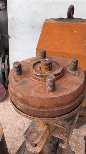 Viral Video | Everything, Everywhere, Every Day on Instagram: "Mechanical Mastery: Effortless Hub Removal with a Universal Puller! 🛠️✨ ​Observe the raw power and engineering simplicity of a Heavy-Duty Universal Hub Puller in action! This is the go-to method for separating a stubborn, rusted wheel hub from the axle without damaging the sensitive internal components like the brake shoes or the spindle. ​The Art of Controlled Force ​This process is a classic example of using mechanical advantage t