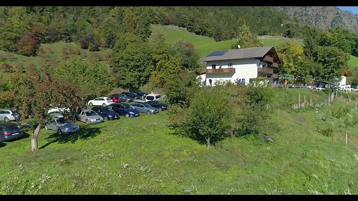 2.6K views · 162 reactions | Ein traumhaftes Naturerlebnis stellt die Fahrt mit dem Sessellift von Plars nach Vellau dar. Von Vellau gelangen Sie mit dem nostalgischen Korblift direkt zur Leiter Alm auf 1550 Metern Höhe - ein idealer Ausgangspunkt für Wanderungen zu den Spronser Seen im Herzen des Naturparkes Texelgruppe. | Algund - Lagundo | Facebook