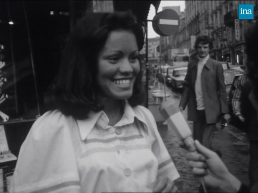C'EST QUOI LE BONHEUR? En 1972, une journaliste enquête dans les rues de Paris. Elle interroge des passants anonymes et des stars du moment -les Charlots, Carlos, Dani- sur leur définition du bonheur : «c'est être bien», «c'est un portefeuille bien garni», «c'est quelque chose de terrible». Et pour vous, c'est quoi le bonheur ? | INA