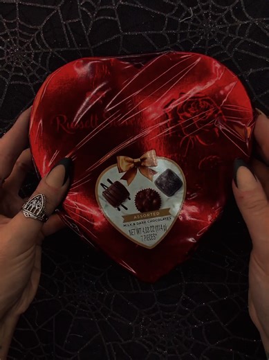 Your sign to make this for your Goth baddie this Valentine's Day🩸💀🖤 extended tutorial on my maker page @thegrimwreather #valentines #valloween #diyvalentine #valloweendiy #gothic