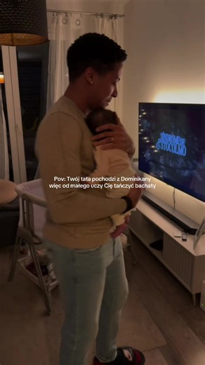 Tata uczy córeczkę tańczyć bachatę od pierwszych dni
