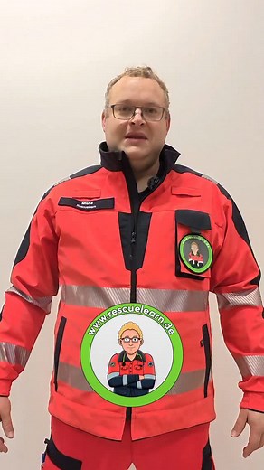 ⚡️ Vector-Change nach drei erfolglosen Defibrillationen! ➡️ In den neuen ERC-Leitlinien wird ein Vector-Change nach drei erfolglosen Defibrillationen empfohlen. Dabei sollen die Defibrillationselektroden von der Aterior-Lateralen Position in eine Anterior-Posterior Position gebracht werden. Diese Maßnahme kann den Erfolg von Defibrillationen verbessern. 📘 Quelle: ERc Leitlinie 2025 🩺 Weitere Videos und Beiträge rund um die ERC Leitlinien-Updates kommen in den nächsten Tagen online. Notfallsani