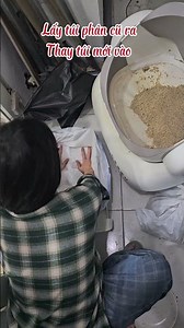 Workers cleaning up cat poop 😂 provide super simple instructions on how to use an automatic poop ...