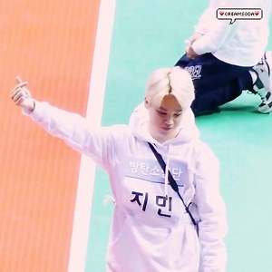 Prohibido olvidar cuando Army gritaba "Jimin O'clock" ya que el tiempo marcaba su cumpleaños. 🥺❤️ © a CREAMSODA. ♡ °M i n n i e 💫° | ＪｉＭｉｎ Ｔｈｉｎｇｓ 意屋凹