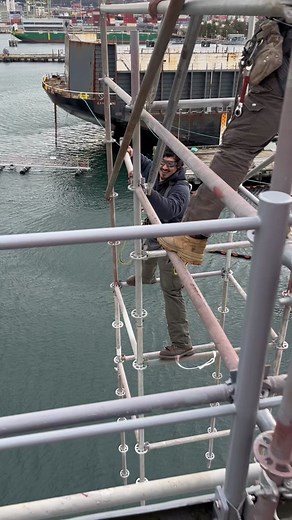 Windy Day Hanging Scaffold: A Construction Challenge