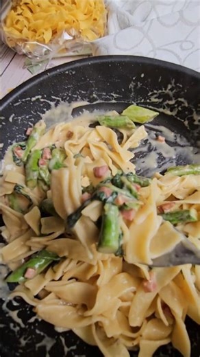 Spargel, Spinat, Parmesansoße – mehr brauchst du nicht.