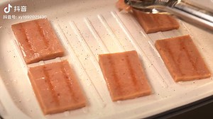 18K views · 168 reactions | 《流心芝士饭团》+《西瓜冰棒》  #食材 ： 1-午餐肉 2-紫菜 3-芝士片 4-饭 5-紫菜碎 6-芝麻  #酱汁配方： 1-一勺蜂蜜 2-一勺蚝油 3-2勺生抽 4-一勺番茄酱  #西瓜冰棒： 1-西瓜果肉 2-酸奶 3-冰棒棍 | 美食猎人 Gourmet Hunter | Facebook