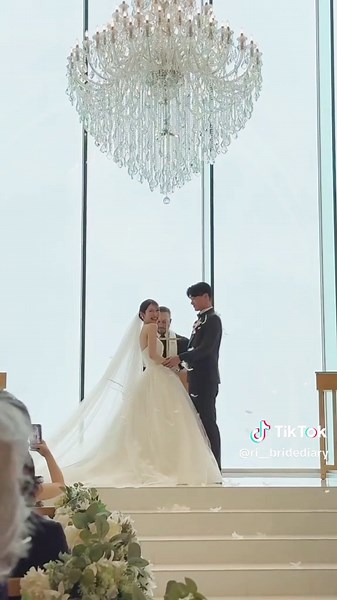 誓いのキスで降り注ぐ天使の羽