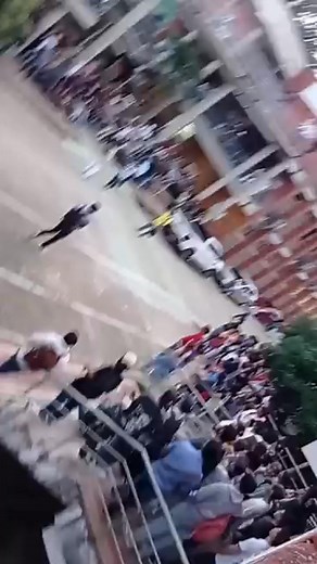 22K views · 103 reactions | JAJAJA Mani un egresado (el vale de camisa de Colombia), entro a la universidad con un machete y hasta donde sé anteriormente había amenazado a unas muchachas que andan con la candidatura del 01 y lo encararon todos esos vales que están ahí abajo (al final supuestamente le robaron las llaves de la moto) | Confesión Unisucre | Facebook