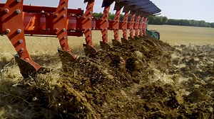 To prevent possible soil erosion and soil compaction while ensuring an efficient soil preparation, the Kverneland Ecomat offers an On-land version. It actually works shallow: 6-18 cm. Its unrivalled Ecomat bodies can turn the soil to 180 degree when desired too. Interested in learning more ---> https://ien.kverneland.com/ploughs/eco-plough/kverneland-ecomat-on-land | Kverneland