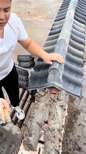 户外围墙盖瓦标准施工现场 好的工艺可以提高工作效率#shorts