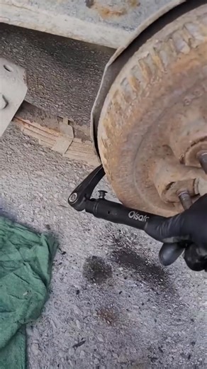 Instant leverage on demand! This extendable pry bar adjusts to give you maximum turning power for breaking loose the toughest components. Small to store, massive to use. 📹 @tobatech #OlsaTools #DoMoreDoBetter #mechanic #mechanics #tools #automotive #auto #carguys #mechanicproblems #autorepair #repair #autotechnician #automotivetechnician | Olsa Tools