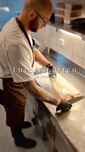 LUTEFISKAFTEN PÅ SCENE 5 ️ Tradisjonen lever videre! Bli med på en...