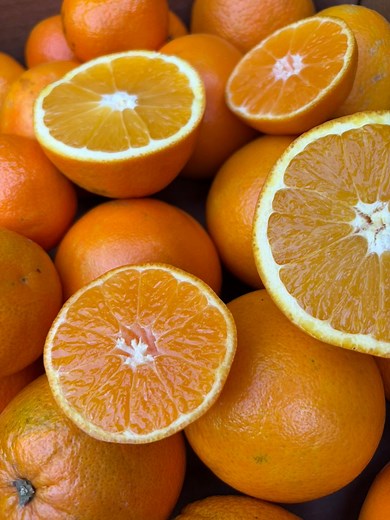 Citrusy mě v minulém roce hodně naučily. Jde o úplně jiný sortiment, než ostatní tropické ovoce a v jednom balíčku jim to moc neklapalo. Rozhodla jsem se, že s nimi z různých důvodů jednou provždy na eshopu končím. Abych vás o ně nepřipravila, tak jsme se ještě více připojili s @vydejna_chuti! Holky mají síť výdejních míst, kde si ovoce můžete vyzvednout a tím se sníží riziko nárazu v balíčku. Abych je v jejich projektu podpořila, tak máte do 3.12. možnost zakoupit u nich ovoce a já Vám ho dovez