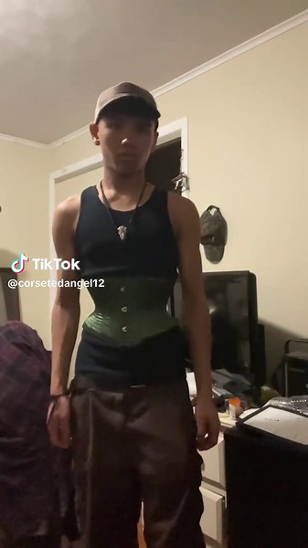 laced at 24”, measureming from the outside, for about 4hrs, already it’s starting to feel slightly more comfortable, but im sure it’ll get better as i continue the process #fyp #foryou #fypシ #corset #corsetry #tightlacing #bodymodification #waist #xyzbca #viral #faja #waisttraining #sewing #menincorsets #malecorset #fakebodyy⚠️