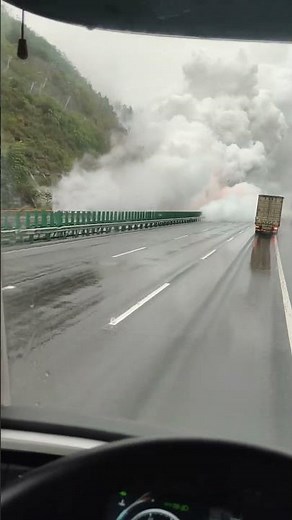 G40 Shanghai Shaanxi Expressway, truck on fire #short #car
