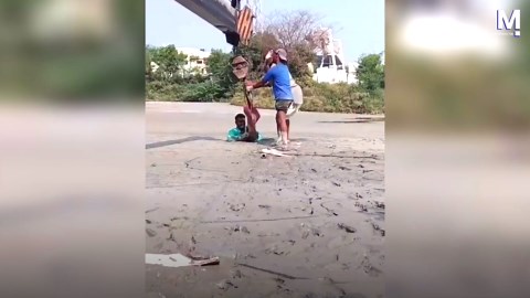 Man fast upp till halsen i kvicksand räddas i Indien