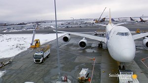 De-icing airplanes before they take off is one of the most important jobs at Ted Stevens International Airport. It’s a job that’s done in 2 stages: an initial phase to remove any build-up, and then a second layer which sits on the plane to prevent ice from building back up. Soar in to a new episode of Ice Airport Alaska, tonight at 9/8c! | Smithsonian Channel Aviation Nation