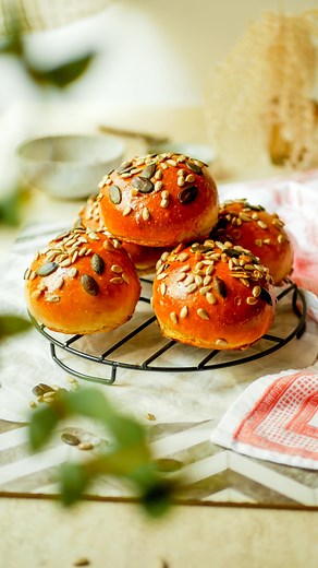 🍔🥯 Ha puha, tökéletes szendvics- vagy hamburgerzsemlére vágysz, ezt a burgonyás zsemlét imádni fogod! Egyszerű elkészíteni, te is meg tudod csinálni és garantáltan puha lesz a bucid! 🥔 A titok a főtt burgonyában rejlik, amitől a zsemle extra puha lesz, és akár a főzőlevet is felhasználhatjuk hozzá. A hozzávalók is egyszerűek: burgonya, vaj, tej, tojás, élesztő, liszt és só – mindezek együtt egy ruganyos tésztát adnak, amit aztán könnyedén formázhatsz. 🥖 Burgonyás zsemle recept Hozzávalók: 6