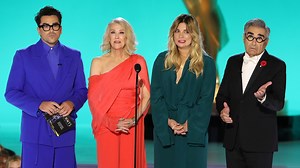 The cast of 'Schitt's Creek' goes off-book at the #Emmys after a ~slight~ technical mishap. 😬 | Entertainment Tonight