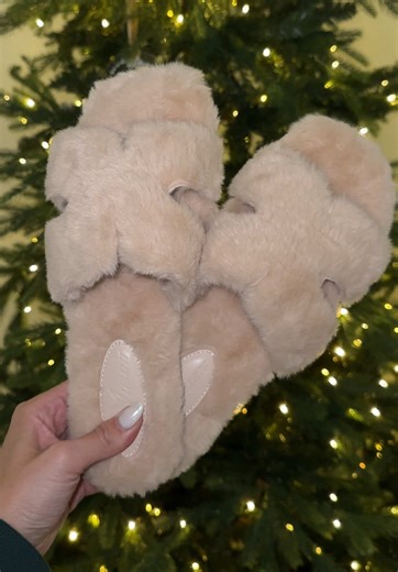 cutie fuzzy slippers 🫶🏼🫶🏼 #fuzzyslippers #slippers #tiktokshopcybermonday #tiktokshopcreatorpicks #tiktokshopblackfriday