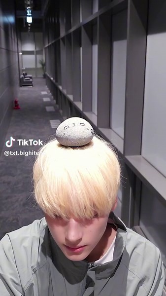 Title: Skipping Stones (feat. HUENING Lionel Mbappe) 🪨🎙️🎵 #HUENINGKAI #투모로우바이투게더 #TOMORROW_X_TOGETHER #TXT #TheNameChapter #FREEFALL #물수제비 #SkippingStones #NewMusic