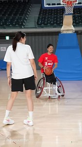 ぐる GURU｜車いすバスケLOVER on Instagram: "WリーグOG石川麻衣さん、長部沙梨さんとのデモンストレーション。ほとんど練習無しでもタイミングバッチリでした✨ 2025.6.21 味の素スタジアム 京王アリーナTOKYO 感謝デー 「混ざり合う社会へ」車いすバスケットボール日本代表 鳥海連志選手とWリーグOGによるデモンストレーション"