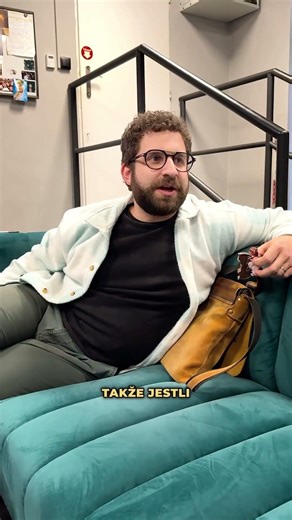 Sledujte PŘÍMÝ PŘENOS ze zákulisí komedie Prachy jako by z nebe padaly! | 19. dubna od 18 hodin