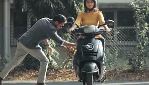 Commande vocale et système stabilisateur, un scooter indien bluffant