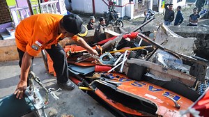 Ocho muertos al estrellarse un helicóptero de rescate en un volcán en erupción de Indonesia