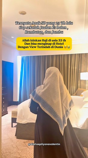 Jangankan 23 th yang lalu, bahkan 1 th yang lalu pun gak pernah terbayangkan beneran Allah kasih rejeki 3 bulan jualan limbah singkong bisa buat daftar furodha ber 2 , lalu beberapa hari lalu aku dan ayah rona menunaikan Rukun Islam ke 5 dari awal - akhir Armuzna , dan kemarin Upgrade kamar sampe jadwal kita pindah ke Madinah tgl 16 nanti , ke Kamar dengan View Se indah ini , yang Bisa memandangi Kabbah dengan Jelas dari Jendela Kamar dan ruang tamu nya 😭🕋✨ Masuk ke kamar ini aku langsung Melo