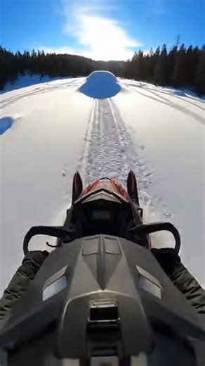 Snowmobile Gone Wrong 🚨 High Speed Snowmobiling Fail Moments 🎬