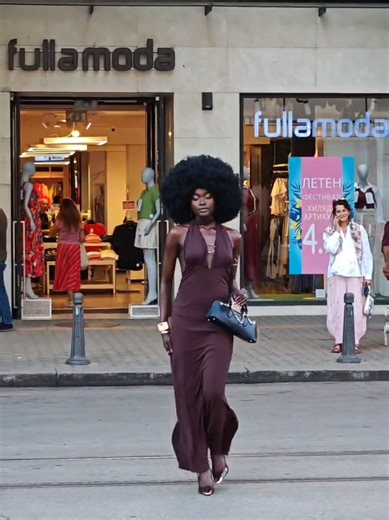 Pretty woman, walking down the street ☺️