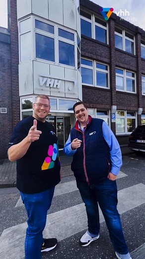 VHH on Instagram: "Folgt unseren beiden BusBuddies auf dem Betriebshof in Schenefeld! 🚍🫶🏻 . . 🤳🏻 @busfahrerpapabaer & @moinsen_calli . . #vhhmobility #vhhbus #busbuddies #busfahrer #busfahrergesucht #öpnv #wirfahrensie #weildueskannst #nahverkehr #schenefeld #papabär"