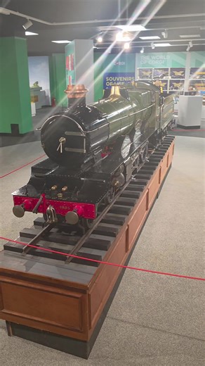 An exhibition quality 10 & 1/4 inch gauge model of the Great Western Railway 'Star' Class 4-6-0 live steam, tender Iocomotive Polar Star' No.4005, built by the late David Curwen, circa 1989. at the @OfficialHornby Wonder Works. apologies for the fingers over the camera tried to block the light to see in the cab better #hornby #hornbywonderworks #train #model #modeltrains