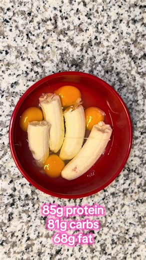 These…absolute slapped. Recipe and macros here! . 2 bananas 6 eggs 1/2 cup almond flour 8oz ground bison 1 tbsp ghee 2 tbsp maple syrup . 85g protein 81g carbs 68g fat . . #bodybuilding #gymrat #bulking #foodie #fyp