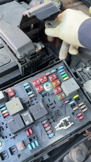 2018 Cadillac XTS fuse box change