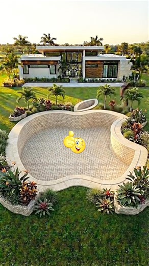 😍A large, apple-shaped swimming pool