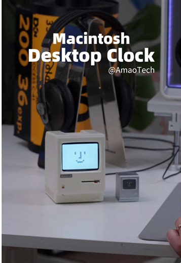 This desktop Clock takes design cues straight from the classic Macintosh! if you’re crazy about retro electronics,you’re so gonna fall for this one!#desktopclock #macintosh #miniclock #deskclock