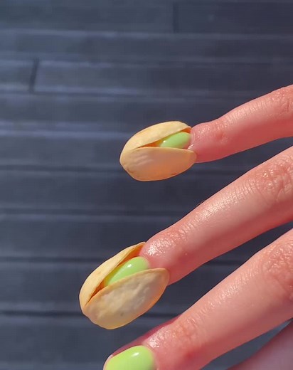 Nail Art Showcase: Stunning Green and Natural Fingernails