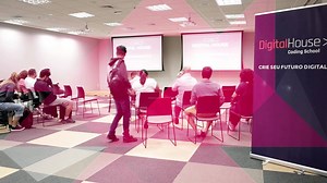 Pensando em ter um e-commerce ou uma loja virtual? Criamos um curso intensivo para você conhecer as plataformas de vendas, aprender a precificar seus produtos, criar estratégias de logística e tudo o que você precisa para ter sucesso no seu e-commerce. | Digital House